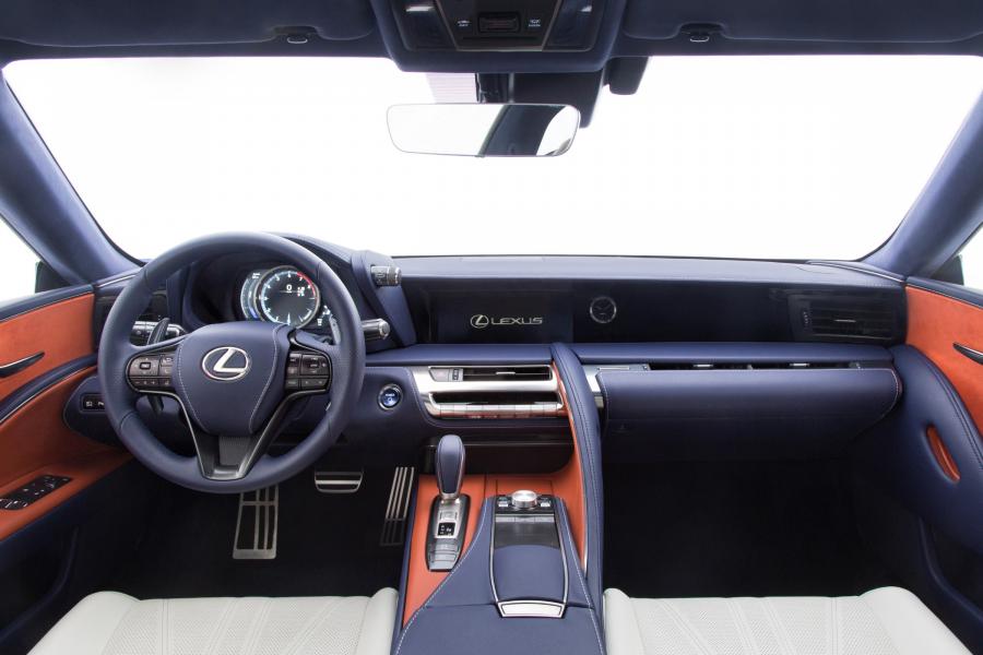 Торпедо Lexus LC500h 2017 года  (WW) (фото 3 из 40)